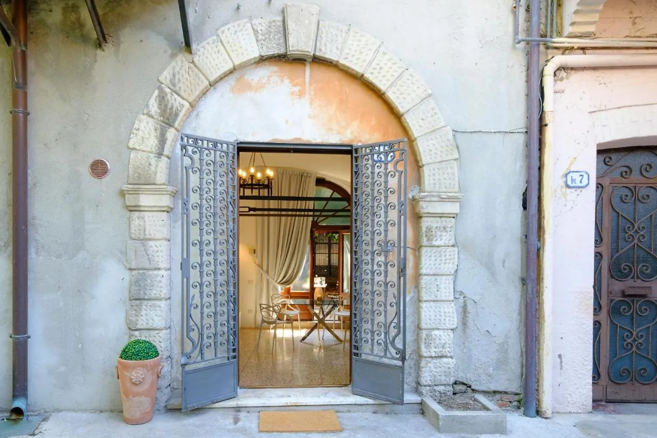 Due Archi-Nel Cuore Del Centro contacts